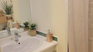Douche, serviettes fournies, savon, papier toilette