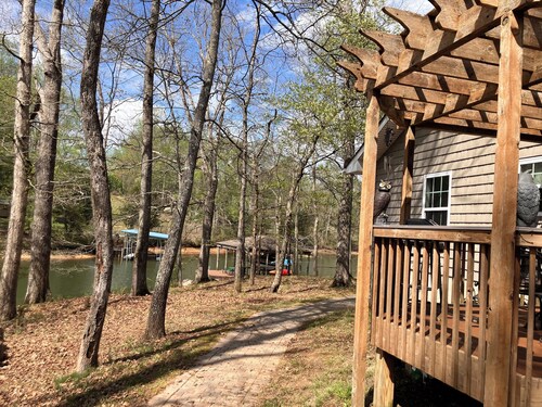 Watts Bar Lakefront
Charming 1-bedroom house & dock in Kingston, Harriman