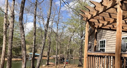 Watts Bar Lakefront
Charming 1-bedroom house & dock in Kingston, Harriman