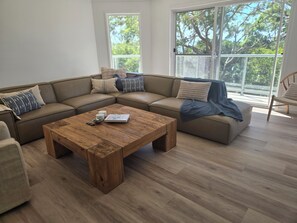 Smart TV - Dutchies Retreat – Coastal Family Home (Nelson Bay)