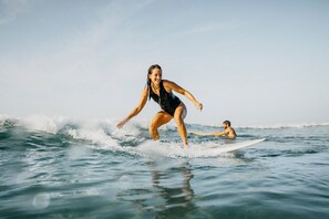 Une personne qui fait de la planche à voile sur une vague dans l’océan.
