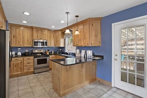Coffee/tea maker, fridge, microwave, oven - Gateway Getaway +Walk to Downtown+Hot Tub+Views (Waynesville)