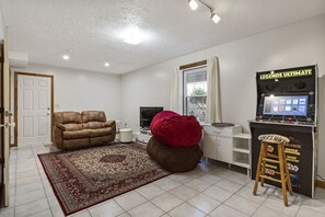 Interior - Gateway Getaway+Hot Tub+Mtn Views+Walk to Downtown Waynesville+ Modern Cabin (Waynesville)