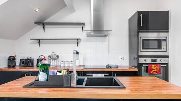 Refrigerador, microondas, horno, placa de cocina