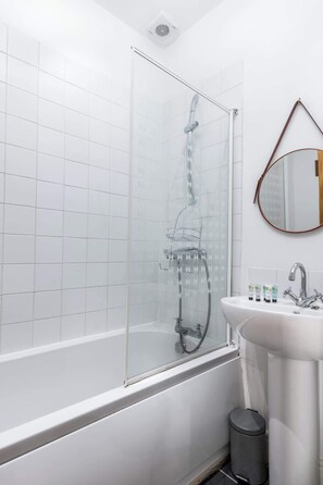 Shower, hair dryer, shampoo - Seabreeze Retreat - Central Location, Free Parking, Quiet Area (North Yorkshire)