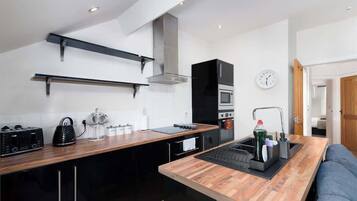 Frigorifero, microonde, forno, piano cottura