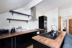 Frigorifero, microonde, forno, piano cottura