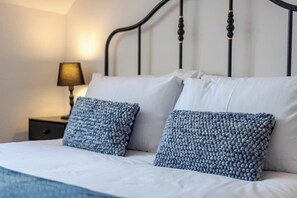 2 bedrooms, iron/ironing board, WiFi, bed sheets - The Snug by the Sea - Central Whitby, Beach Front (West Cliff)