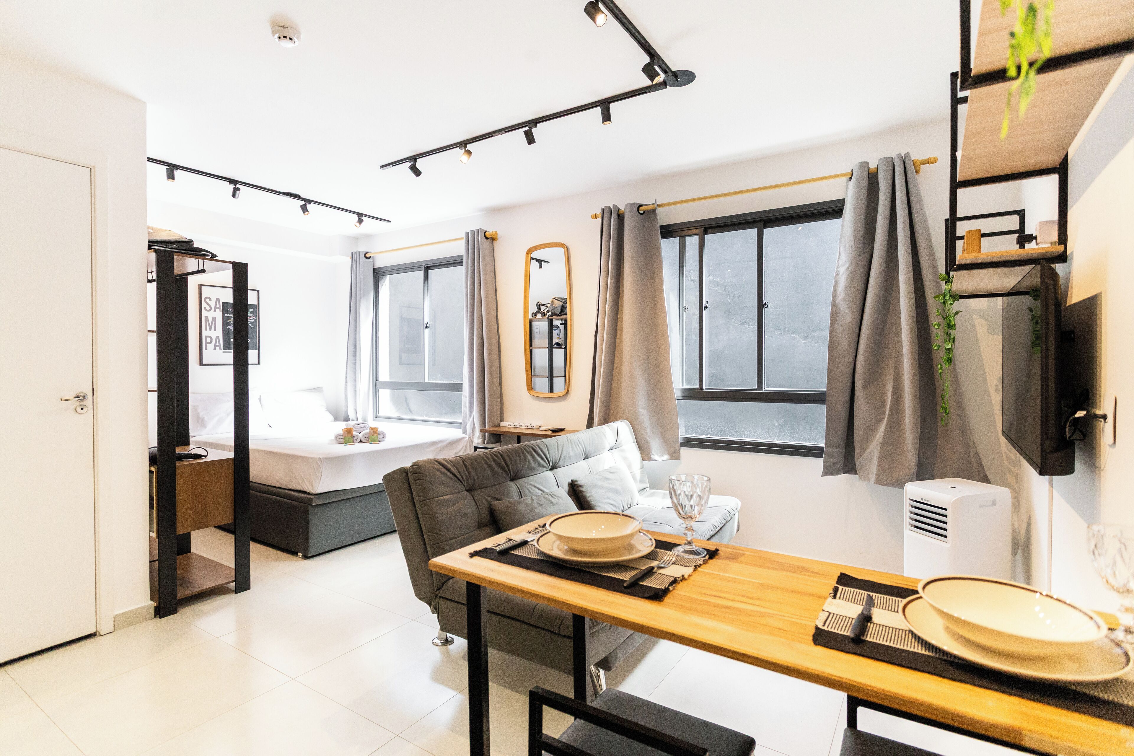 Studio | Màn/rèm cản sáng, bàn ủi/dụng cụ ủi quần áo 