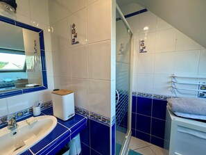 Shower, hair dryer - Holiday Home 'Maison Ker Galeret' with Terrace, Garden and Wi-Fi (Sarzeau)