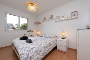 4 slaapkamers, een strijkplank/strijkijzer, wifi