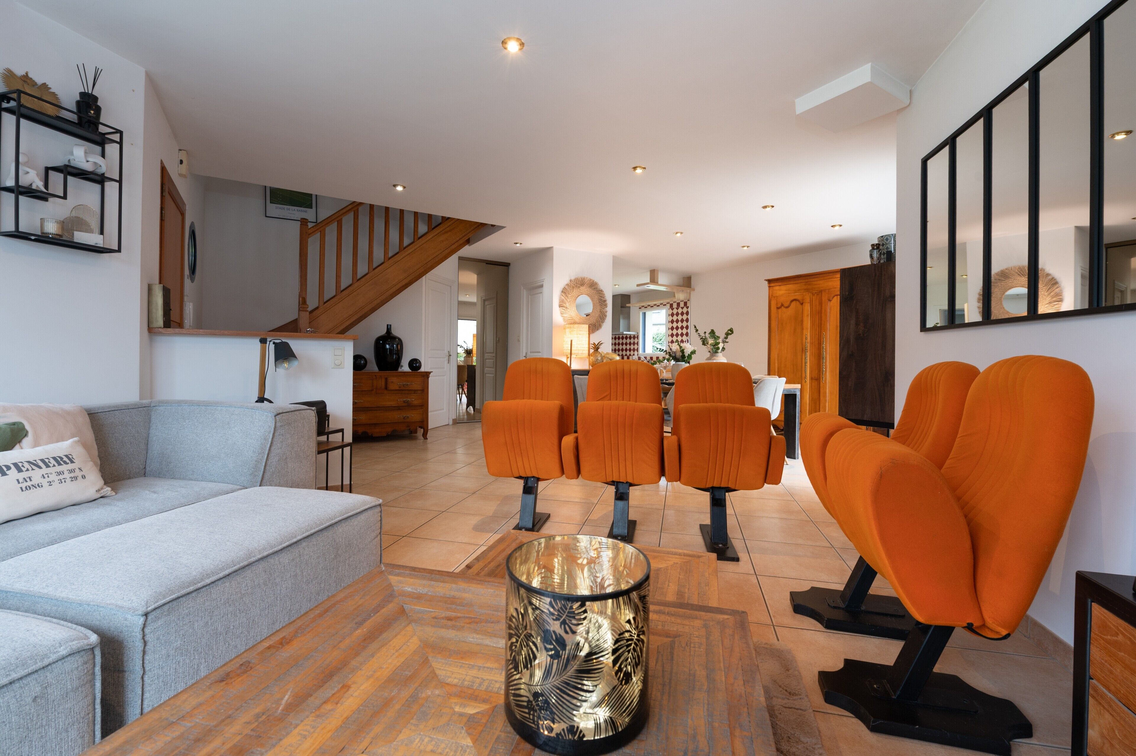 Een televisie en een tafeltennistafel