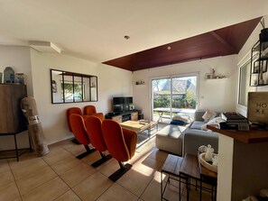 Una televisión, una mesa de tenis de mesa