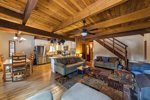 TV, fireplace, DVD player - Sierra Pines Cabin BBQ, Fireplace, Updated Kitchen (South Lake Tahoe)