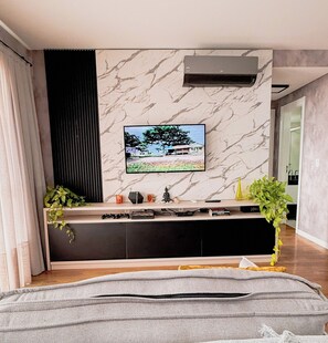 Appartement Confort, 2 chambres, cuisine, vue ville | Coin séjour | Télévision de 35 pouces avec chaînes par satellite