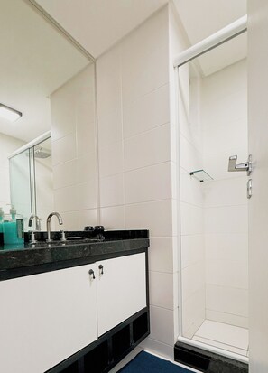 Apartamento conforto, 2 quartos, cozinha, vista para a cidade | Banheiro | Chuveiro, secador de cabelo, toalhas de banho, sabonete