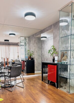 Apartamento conforto, 2 quartos, cozinha, vista para a cidade | Área de estar | TV 35 polegadas com canais via satélite, console de videogame