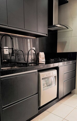Apartamento conforto, 2 quartos, cozinha, vista para a cidade | Cozinha privada | Geladeira grande, micro-ondas, fogão, cooktop