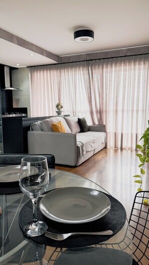 Appartement Confort, 2 chambres, cuisine, vue ville | Coin séjour | Télévision de 35 pouces avec chaînes par satellite