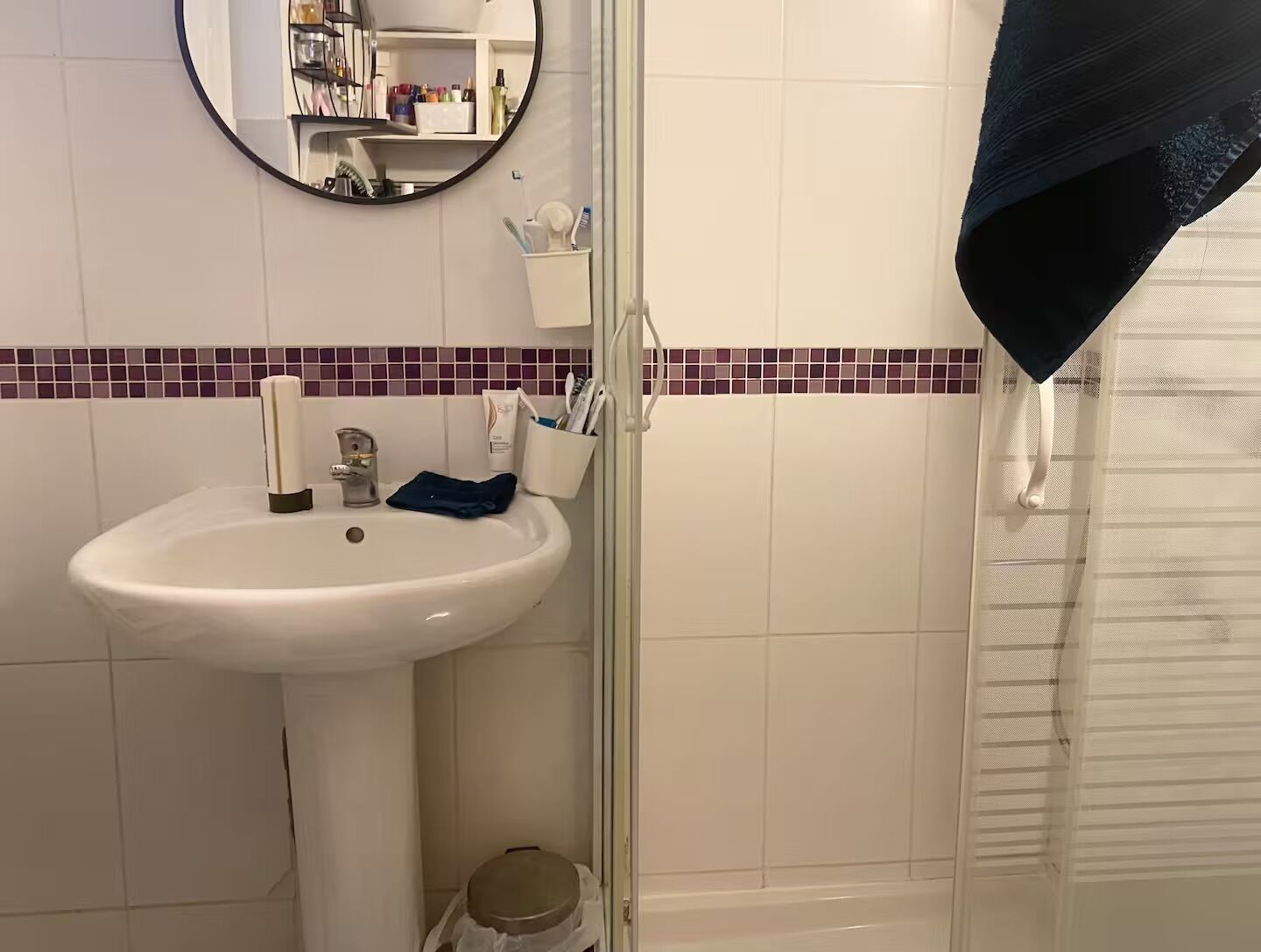 Sèche-cheveux, serviettes fournies, savon, papier toilette