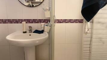 Sèche-cheveux, serviettes fournies, savon, papier toilette