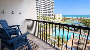 Apartment, 2 Bedrooms | Property grounds