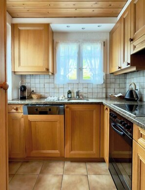 Frigorifero, forno, piano cottura, lavastoviglie