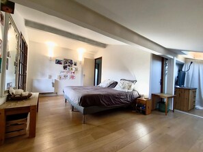 Unclassified image, 4 of 24, button - Vrbo Property (Passy)