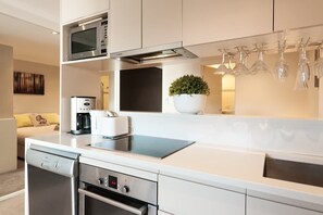 Fridge, microwave, oven, stovetop - Pool Sauna Gym Walk to CBD (Surry Hills)
