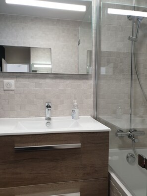 Hair dryer, towels, soap, toilet paper - Large 2-bedroom apartment: l'Écrin du verger. (Baldersheim)
