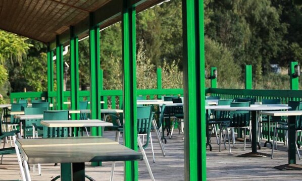 Outdoor dining - Cottage in Coly With Private Lake Access (La Cassagne)