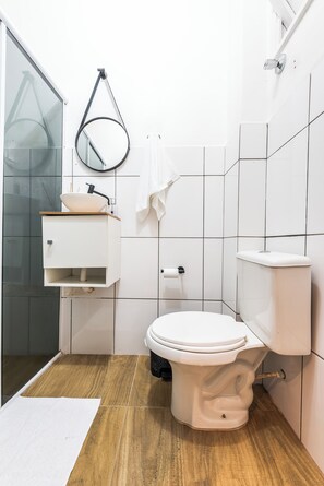 Apartamento conforto, 1 cama de casal e sofá-cama, cozinha | Banheiro