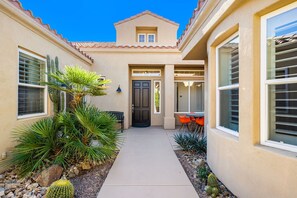 Outdoor dining - Luxury Vacation Rental with Private Pool on the 16th Fairway (Rancho Mirage)