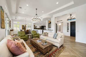 Living area - Luxury Vacation Rental with Private Pool on the 16th Fairway (Rancho Mirage)