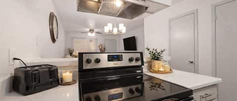Refrigerador, microondas, horno y parrilla de estufa