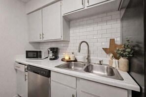 Fridge, microwave, oven, stovetop - FIFA 2026 • 8min Walk to AT&T • 2BR (Arlington)