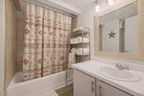 Hair dryer, towels, soap, shampoo - FIFA 2026 • 8min Walk to AT&T • 2BR (Arlington)
