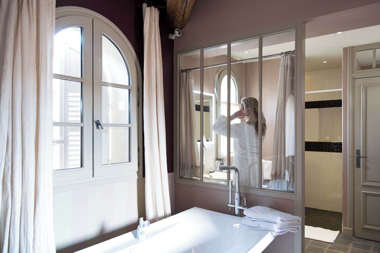 Secadora de cabello, jabón, papel de baño 