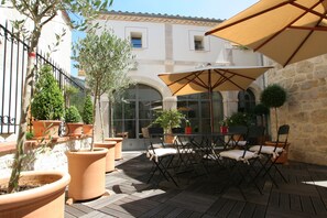 تناول الطعام بالخارج