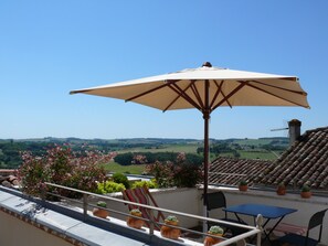 Outdoor dining - Cosy 6-bedroom house in Marsolan perfect for family getaways (Marsolan)