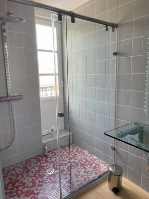 Shower, hair dryer, towels - LE CLOS D'Y- Keyweek . Spacious Family Home in Boucau (Boucau)