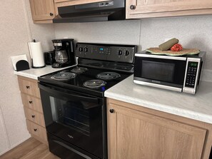 Private kitchen - Centrally located 2026 cottage style mobile home on private  property (Jacksonville)