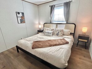 2 bedrooms, iron/ironing board, WiFi, bed sheets - Centrally located 2026 cottage style mobile home on private  property (Jacksonville)