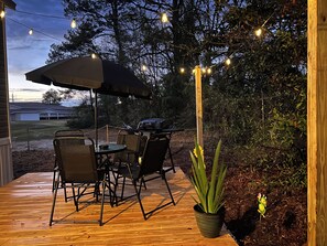 Outdoor dining - Centrally located 2026 cottage style mobile home on private  property (Jacksonville)