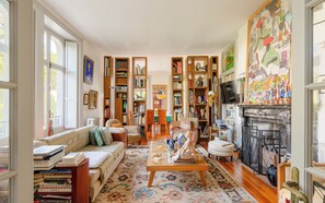 TV, fireplace, books - La Borie House in Biarritz with swimming pool and large garden. (Biarritz)