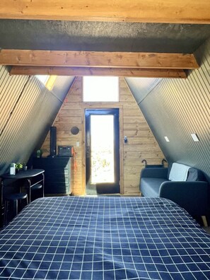 1 bedroom, bed sheets