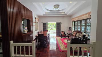 Rumah, 5 kamar tidur, Boleh Merokok, pemandangan kebun | Ruang keluarga