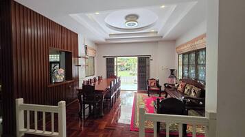 House, 5 Bedrooms, Smoking, Garden View | Dining room