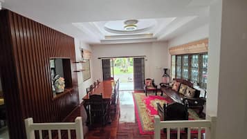 House, 5 Bedrooms, Smoking, Garden View | Living room