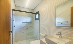 Basic Chalet | Bathroom | Shower - Condo w/ Pool 600m From the Beach in Arraial D'ajuda - CRP (Porto Seguro)